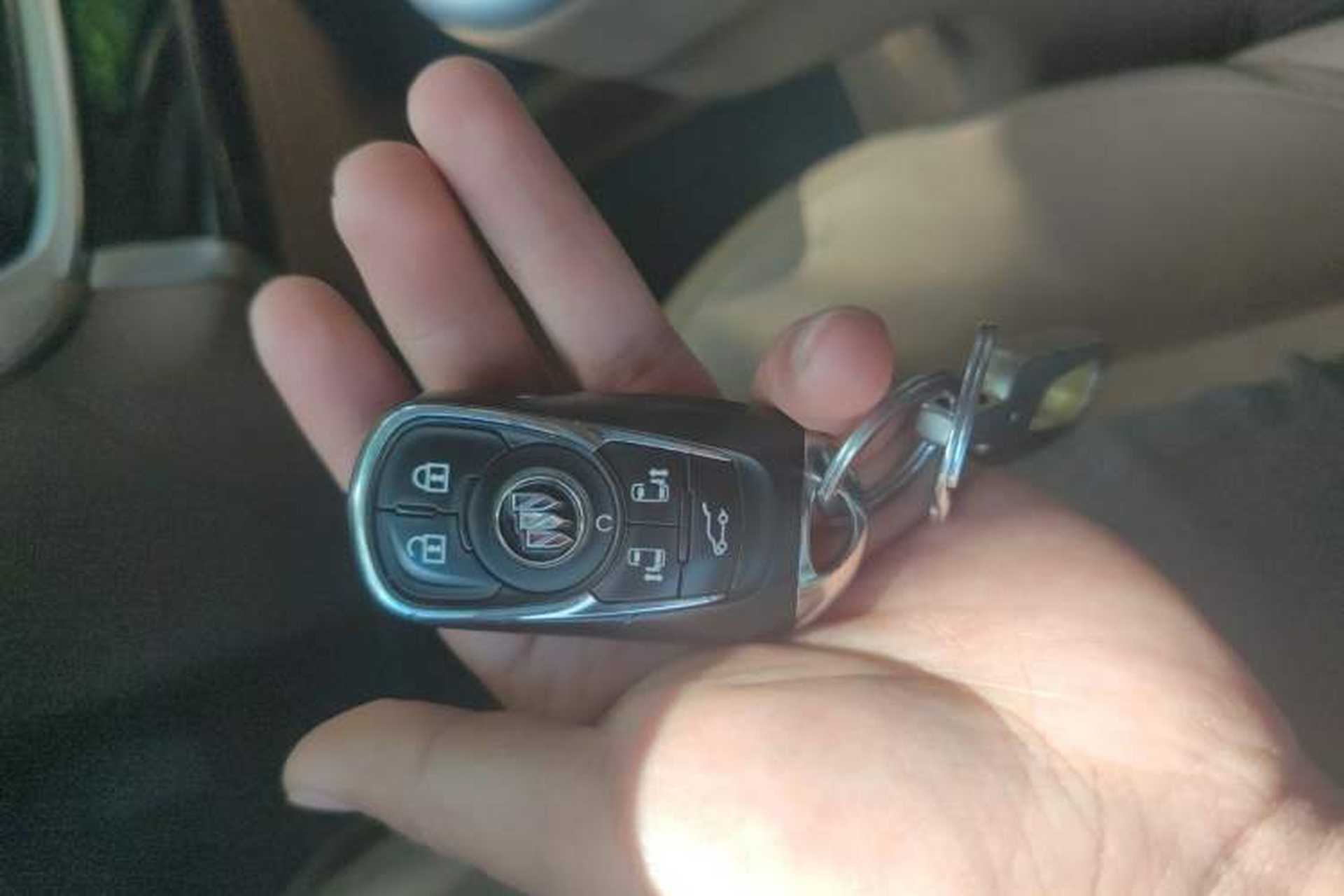 Used Buick GL8 2020 ES Land Cruiser 653T Luxury Model Vehicle Key