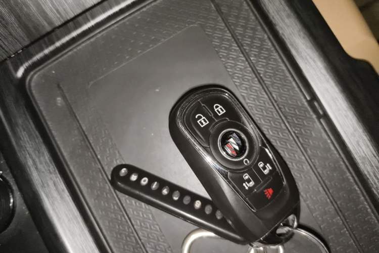 Used Buick GL8 2020 ES Land Cruiser 653T Luxury Model Vehicle Key