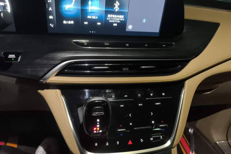 Used Buick GL8 2020 ES Land Cruiser 653T Luxury Model Audio And AC Panel