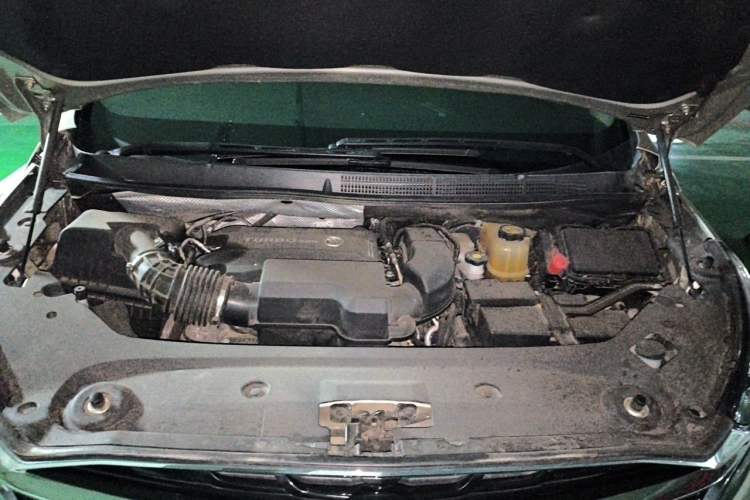 Used Buick GL8 2020 ES Land Cruiser 653T Flagship Model Engine Bay