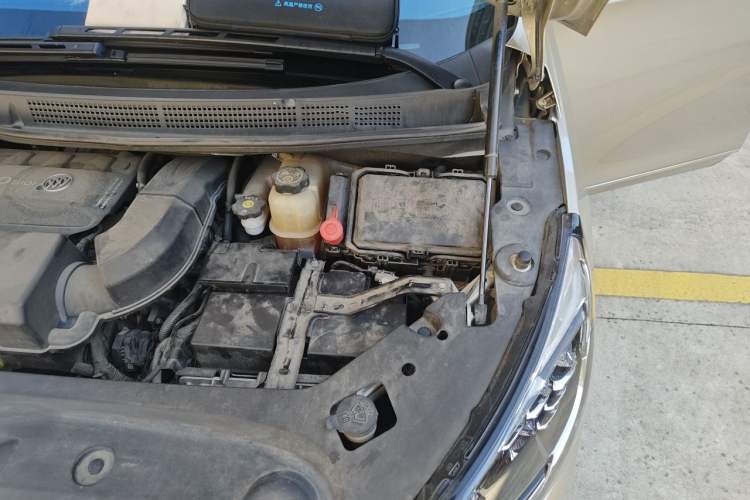 Used Buick GL8 2020 ES Land Cruiser 653T Flagship Model Engine Bay Left