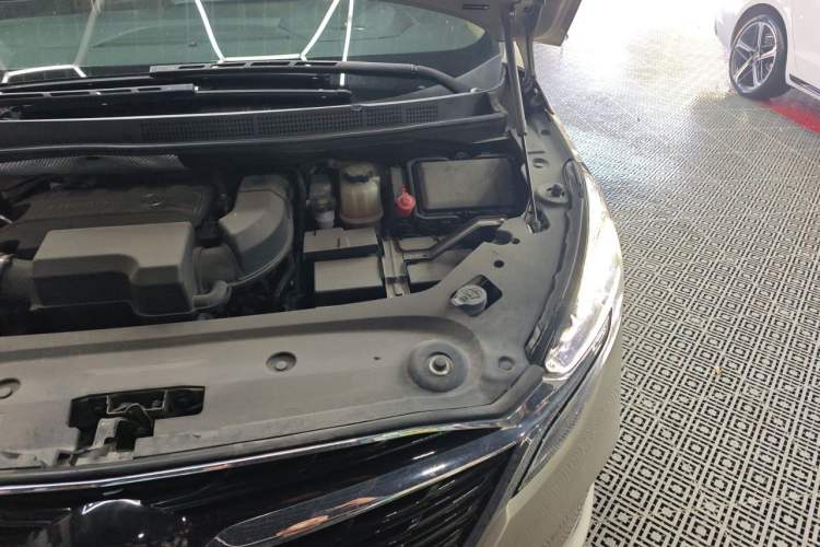 Used Buick GL8 2020 ES Land Cruiser 653T Luxury Model Engine Bay Left