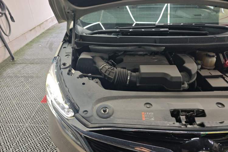 Used Buick GL8 2020 ES Land Cruiser 653T Luxury Model Engine Bay Right