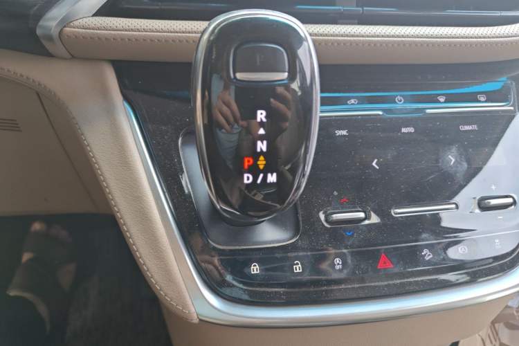 Used Buick GL8 2020 ES Land Cruiser 653T Luxury Edition Gear Lever