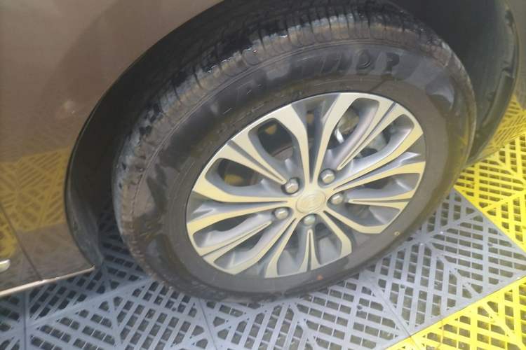 Used Buick GL8 2020 Land Cruiser Executive Class 652T Comfort Model Right Front Wheel Hub