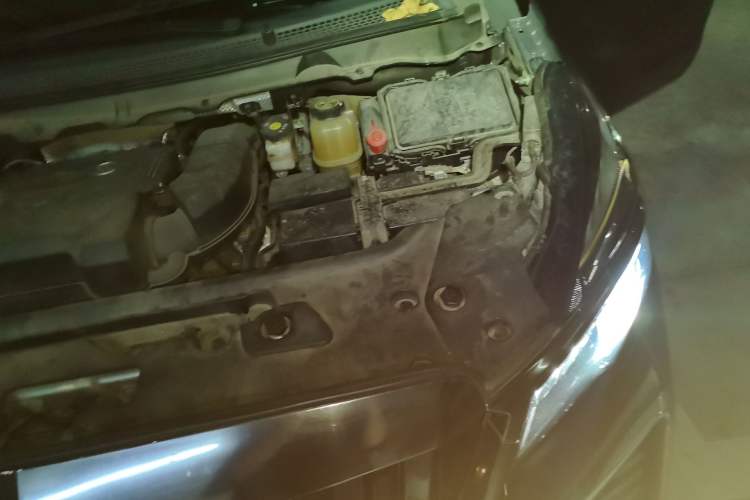 Used Buick GL8 2021 Land Cruiser Executive Class 652T Comfort Model Engine Bay Left