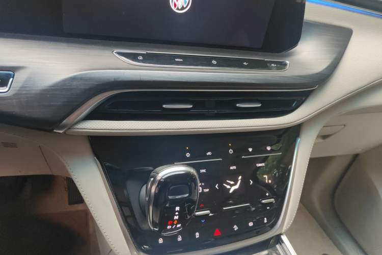 Used Buick GL8 2021 ES Land Cruiser 653T Luxury Edition Audio And AC Panel