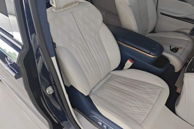 Used Buick GL8 2021 Avenir Aivia Four-Seat Prestige Edition Right Front Seat