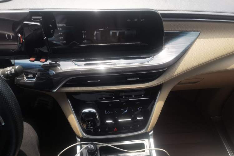 Used Buick GL8 2021 ES Land Cruiser 653T Luxury Edition Audio And AC Panel