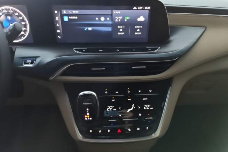 Used Buick GL8 2021 ES Landtrek 653T Luxury Model Audio And AC Panel