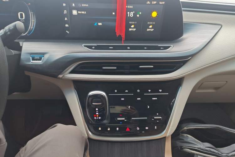 Used Buick GL8 2021 ES Landtrek 653T Comfort Edition Audio And AC Panel