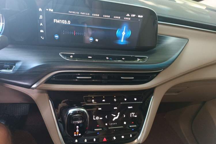 Used Buick GL8 2021 ES Landtrek 653T Luxury Model Audio And AC Panel