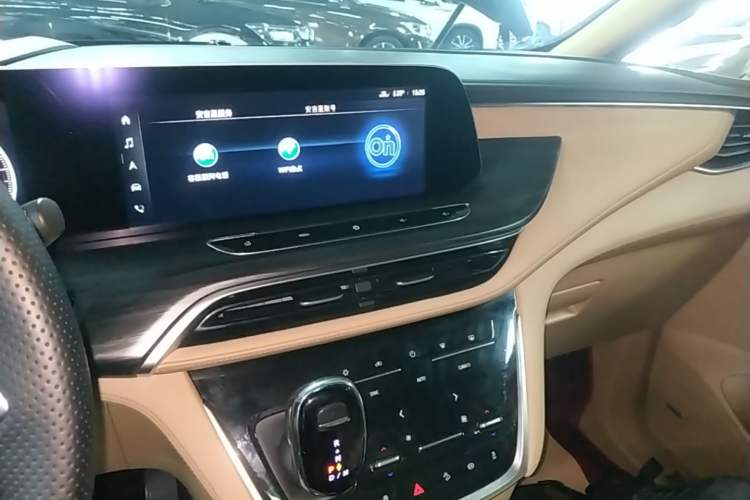Used Buick GL8 2021 ES Land Cruiser 653T Flagship Model Audio And AC Panel
