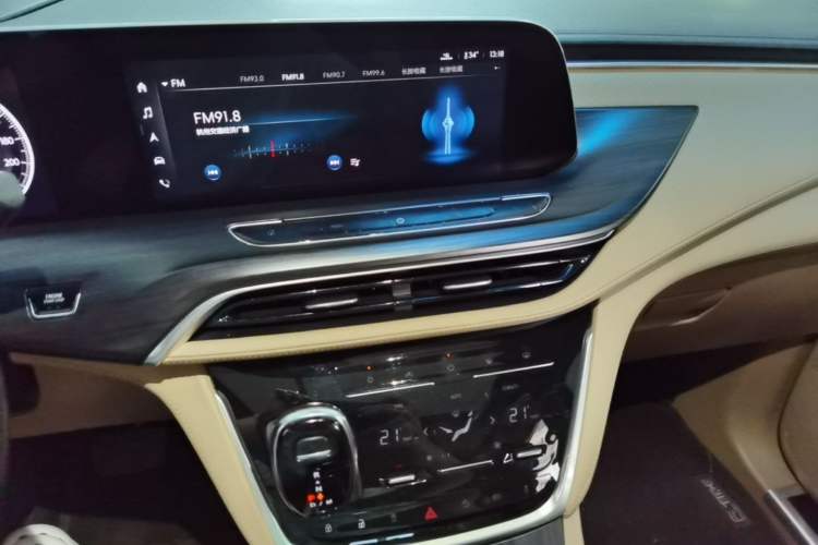 Used Buick GL8 2021 ES Landtrek 653T Comfort Edition Audio And AC Panel
