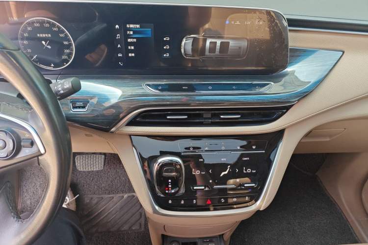 Used Buick GL8 2021 ES Landtrek 653T Luxury Model Audio And AC Panel