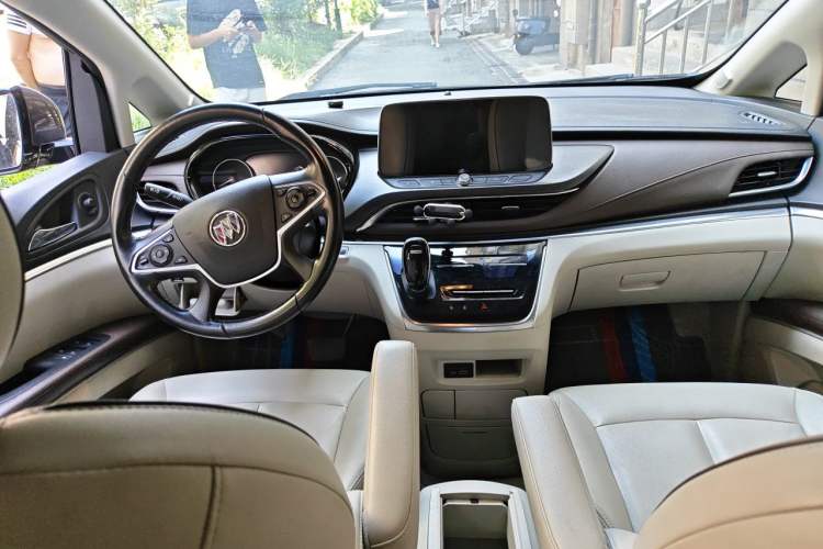 Used Buick GL8 2021 Land Cruiser Executive Class 652T Luxury Model Center Console