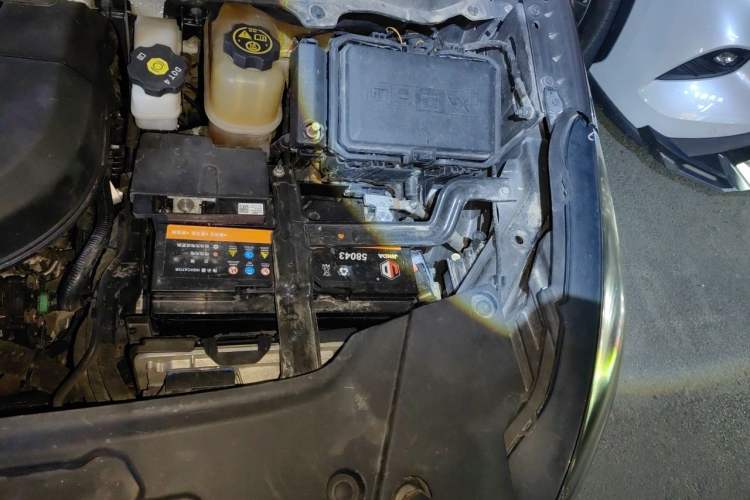 Used Buick GL8 2021 Land Cruiser Executive Class 652T Comfort Model Engine Bay Left