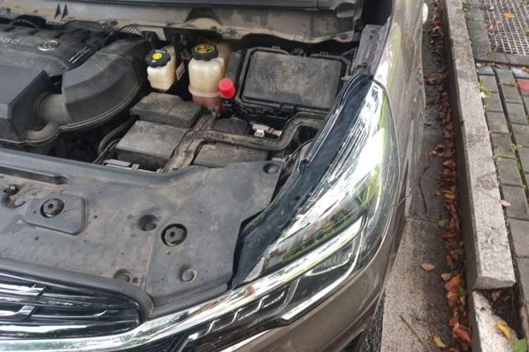 Used Buick GL8 2021 Land Cruiser Executive Class 652T Luxury Model Engine Bay Left