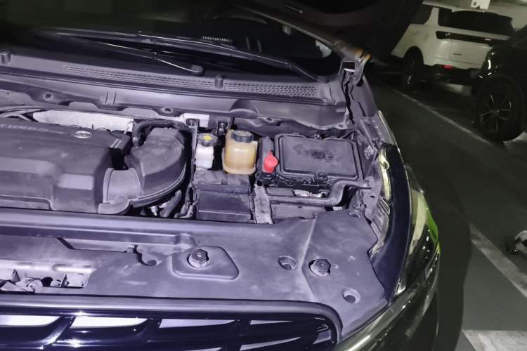 Used Buick GL8 2021 Land Cruiser Executive Class 652T Comfort Model Engine Bay Left