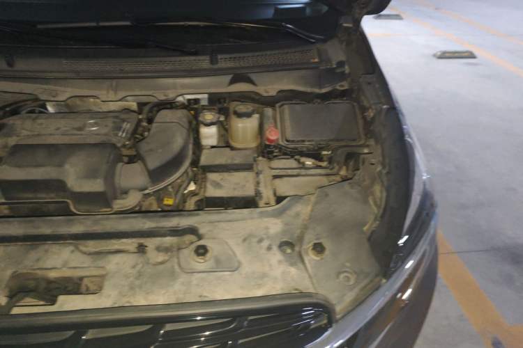 Used Buick GL8 2021 Land Cruiser Executive Class 652T Luxury Model Engine Bay Left
