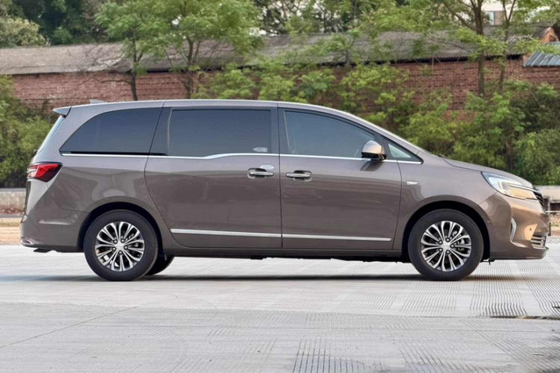Used Buick GL8 2021 Land Cruiser Executive 652T Premium Model Exterior 4