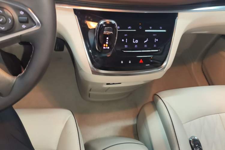 Used Buick GL8 2021 Land Cruiser Executive Class 652T Luxury Edition with Welfare Features Gear Lever