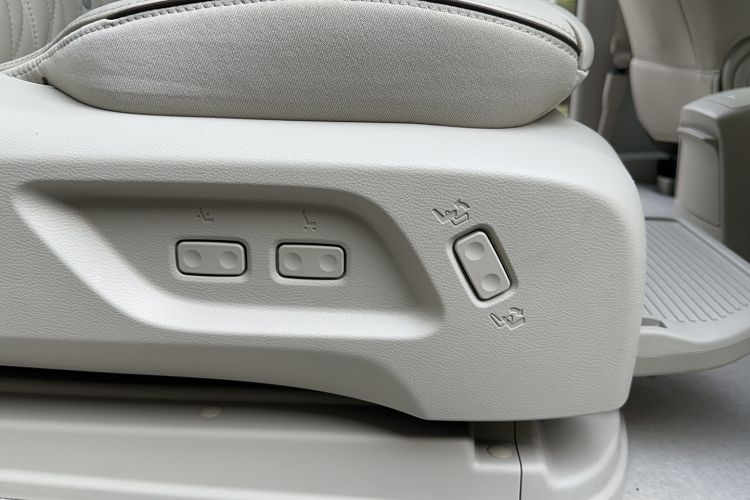 Used Buick GL8 2021 Land Cruiser Executive Class 652T Luxury Edition with Welfare Features Interior 4