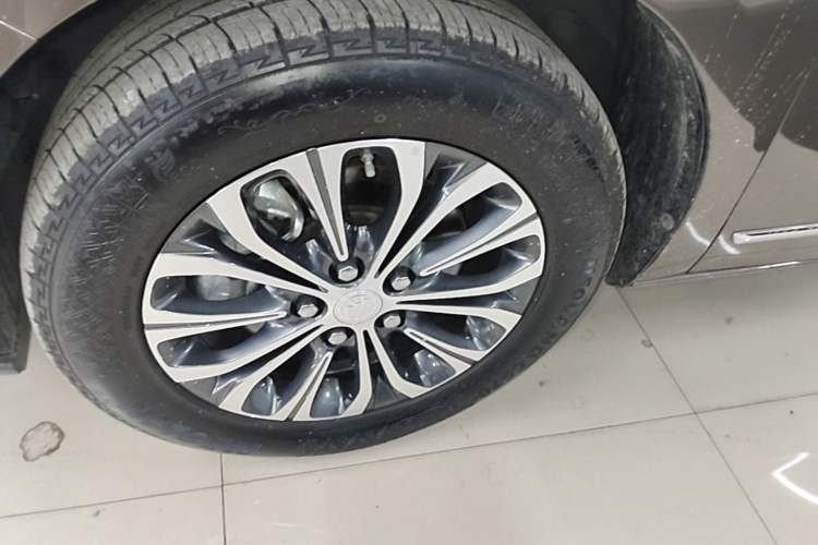 Used Buick GL8 2021 Land Cruiser Executive Class 652T Luxury Model Left Front Wheel Hub