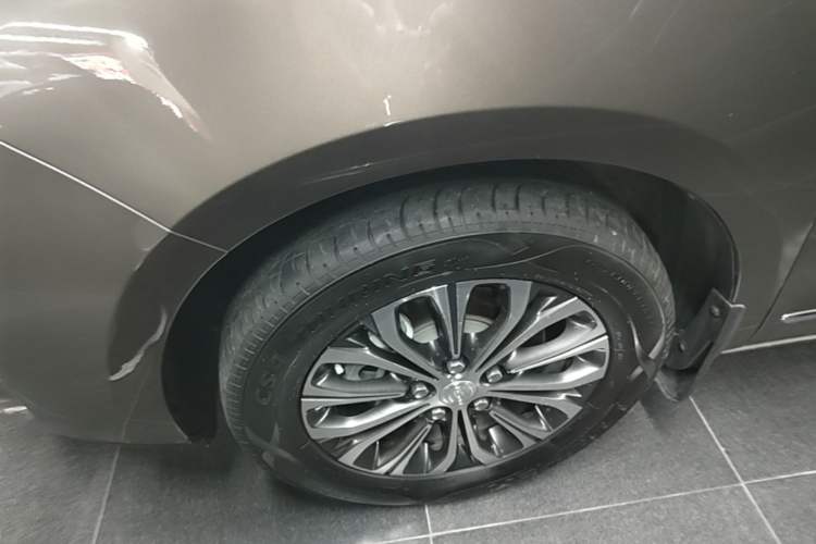 Used Buick GL8 2021 Land Cruiser Executive Class 652T Luxury Model Left Front Wheel Hub