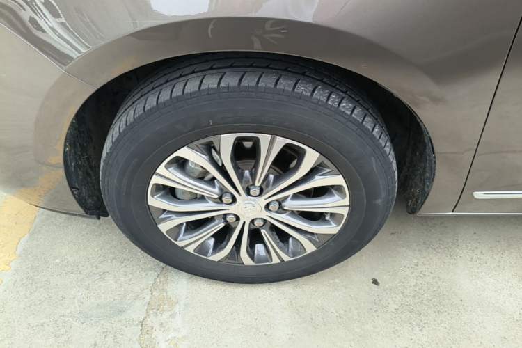 Used Buick GL8 2021 Land Cruiser Executive Class 652T Luxury Model Left Front Wheel Hub