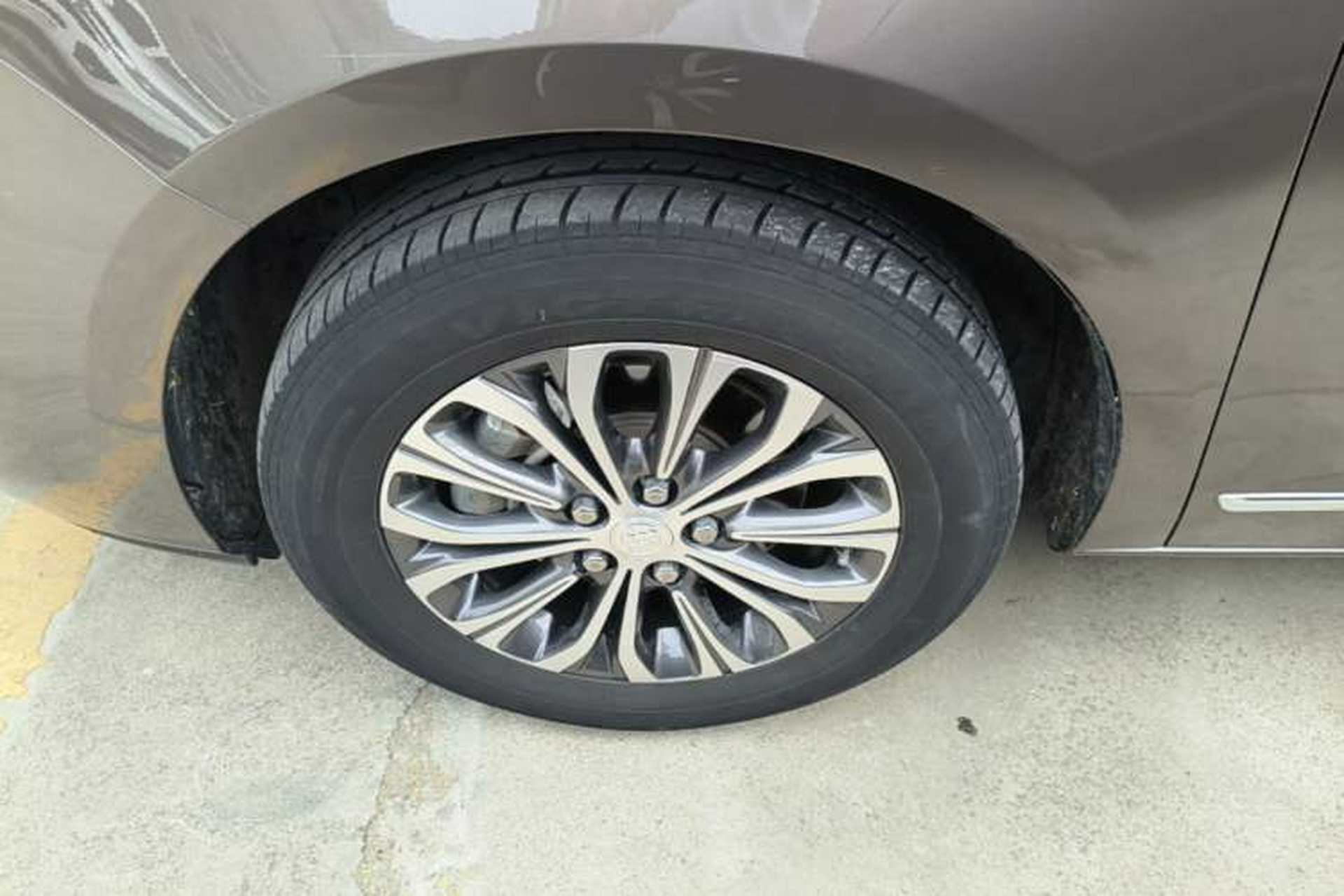 Used Buick GL8 2021 Land Cruiser Executive Class 652T Luxury Model Left Front Wheel Hub