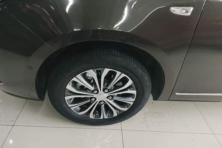 Used Buick GL8 2021 Land Cruiser Executive 652T Premium Model Left Front Wheel Hub