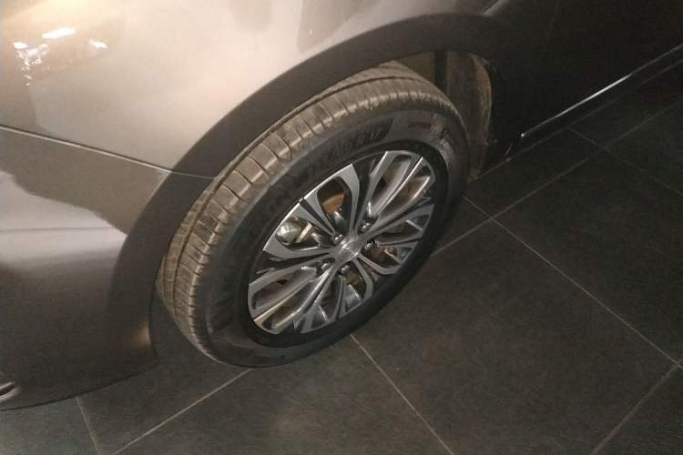 Used Buick GL8 2021 Land Cruiser Executive Class 652T Luxury Model Left Front Wheel Hub