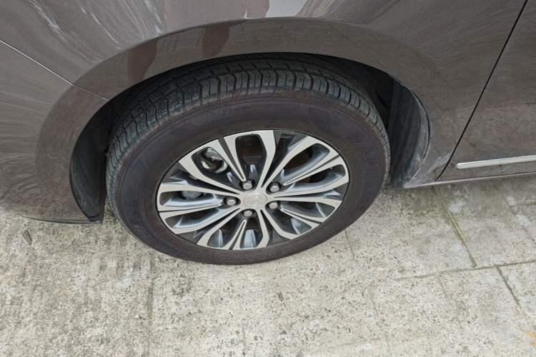 Used Buick GL8 2021 Land Cruiser Executive Class 652T Luxury Model Left Front Wheel Hub