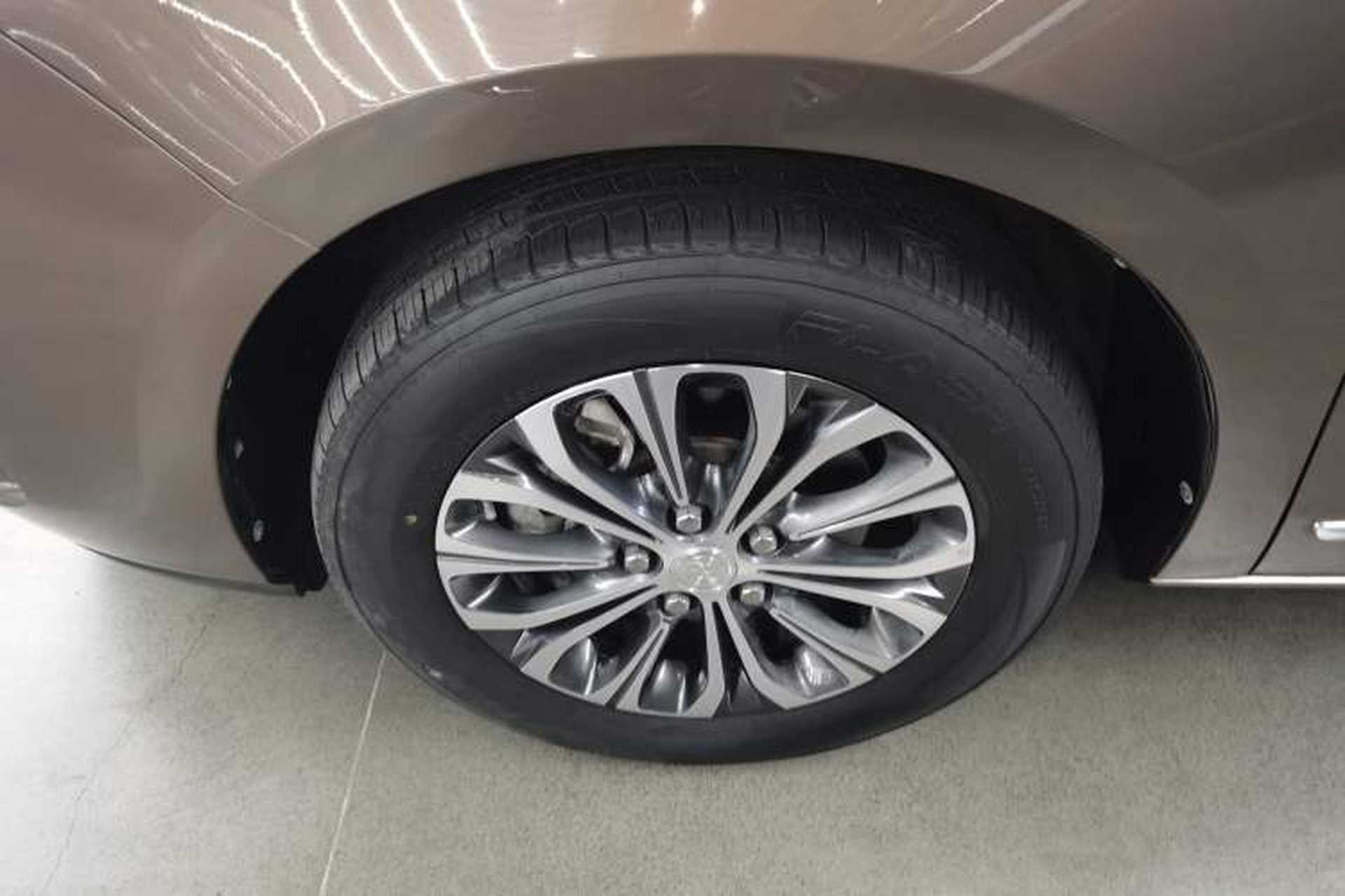 Used Buick GL8 2021 Land Cruiser Executive Class 652T Luxury Model Left Front Wheel Hub
