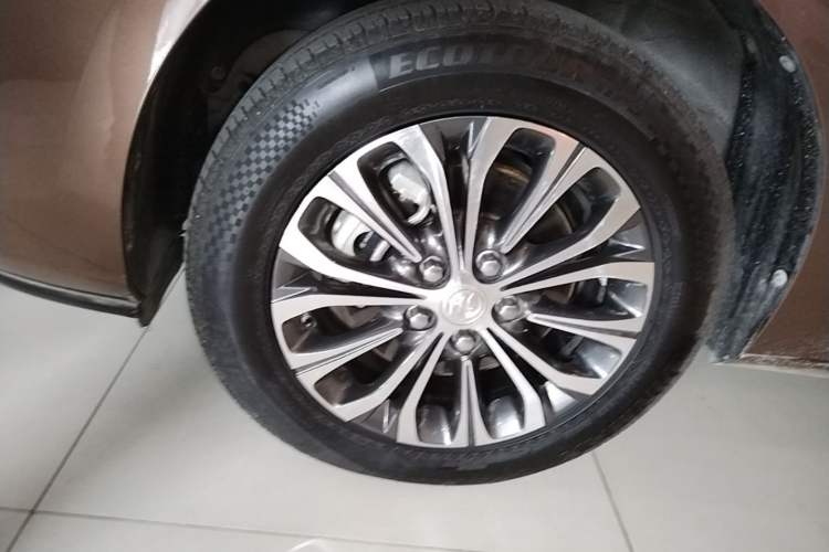 Used Buick GL8 2021 Land Cruiser Executive Class 652T Luxury Model Left Front Wheel Hub