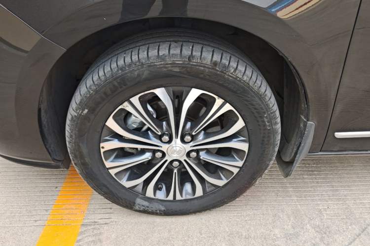 Used Buick GL8 2021 Land Cruiser Executive Class 652T Luxury Model Left Front Wheel Hub