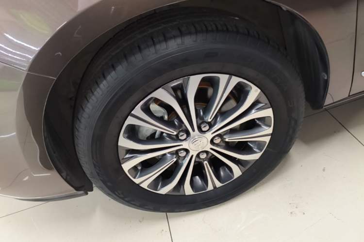 Used Buick GL8 2021 Land Cruiser Executive Class 652T Luxury Edition with Welfare Features Left Front Wheel Hub
