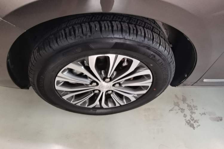 Used Buick GL8 2021 Land Cruiser Executive 652T Premium Model Left Front Wheel Hub