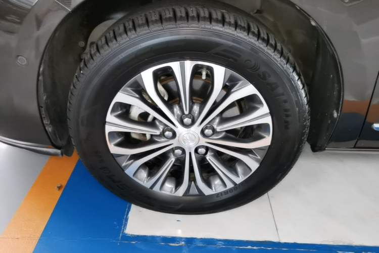 Used Buick GL8 2021 Land Cruiser Executive 652T Premium Model Left Front Wheel Hub