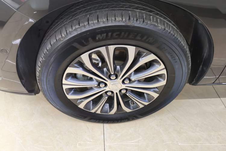 Used Buick GL8 2021 Land Cruiser Executive 652T Premium Model Left Front Wheel Hub