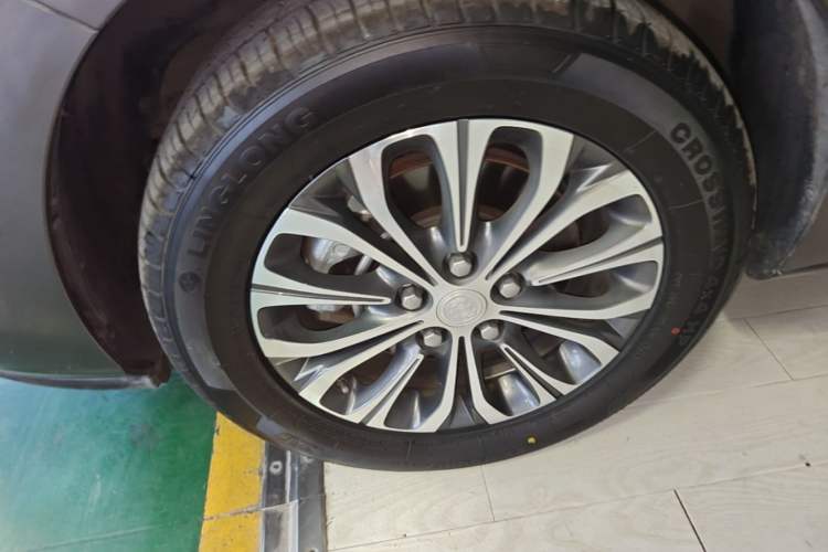 Used Buick GL8 2021 Land Cruiser Executive Class 652T Luxury Model Left Front Wheel Hub