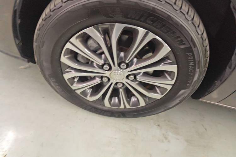 Used Buick GL8 2021 Land Cruiser Executive Class 652T Luxury Model Left Front Wheel Hub