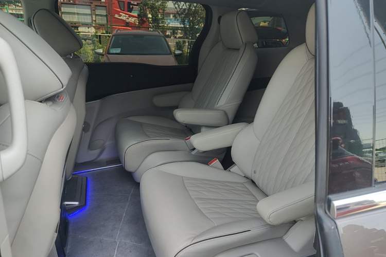 Used Buick GL8 2021 Land Cruiser Executive Class 652T Smart Luxury Model Left Rear Seat
