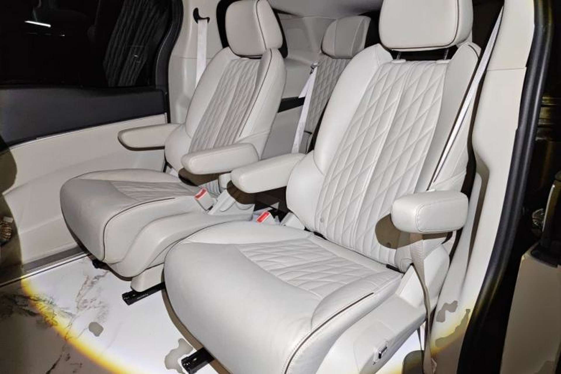 Used Buick GL8 2021 Land Cruiser Executive 652T Premium Model Left Rear Seat