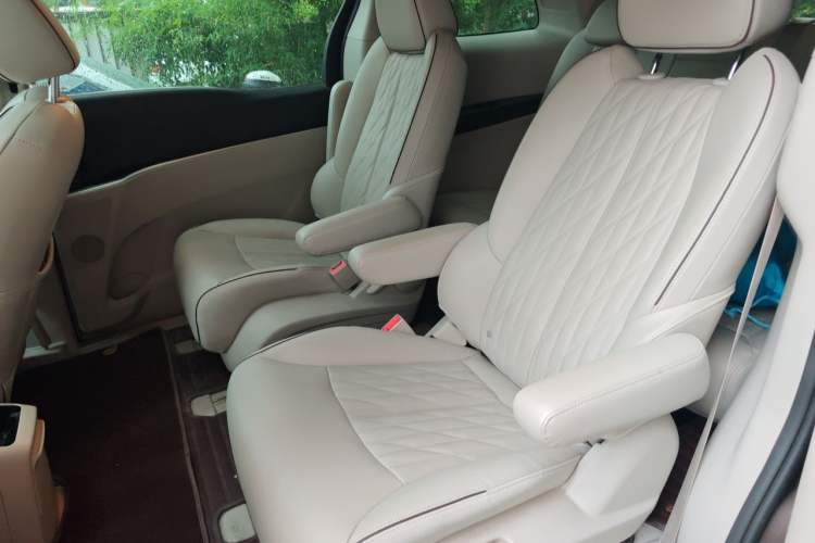 Used Buick GL8 2021 Land Cruiser Executive Class 652T Smart Luxury Model Left Rear Seat
