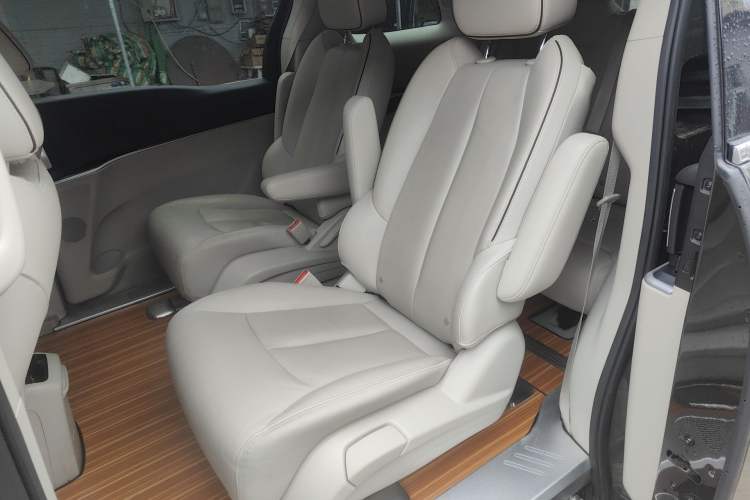 Used Buick GL8 2021 Land Cruiser Executive 652T Premium Model Left Rear Seat