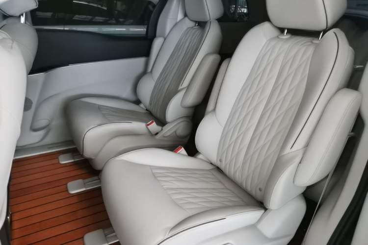 Used Buick GL8 2021 Land Cruiser Executive 652T Premium Model Left Rear Seat