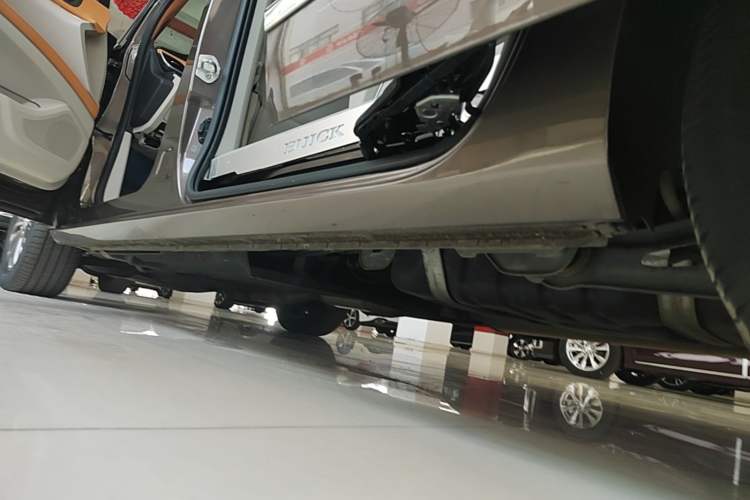 Used Buick GL8 2021 Land Cruiser Executive Class 652T Luxury Model Left Side Sill