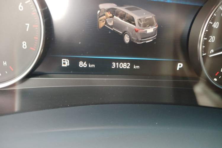 Used Buick GL8 2021 Land Cruiser Executive Class 652T Luxury Model Odometer Close Up